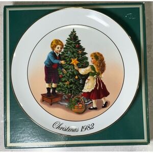 1982 Avon Christmas Plate Trimmed with 22K Gold Keeping The Christmas Traditions